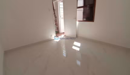 Sobrado residencial com 03 dormitórios, sendo 01 suíte, 03 banheiros e vaga para 02 veículos.