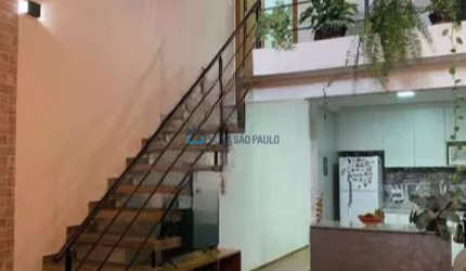 Sobrado residencial com 03 dormitórios e 04 banheiros.