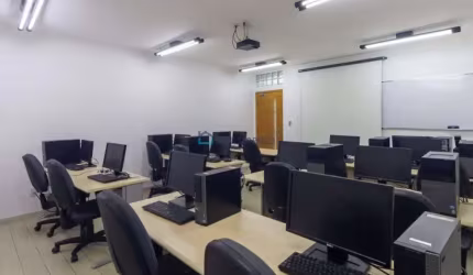 Excelente imóvel comercial com 10 salas e 10 banheiros.