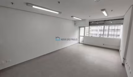 Sala Comercial de 30m² em Cerqueira César: Ideal para consultórios e escritórios!