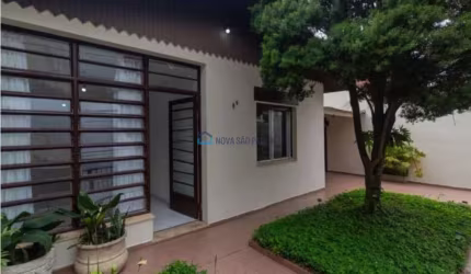 Casa térrea com 03 dormitórios, sendo 01 suíte, 02 banheiros e 04 vagas.