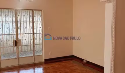 Excelente sobrado com 04 dormitórios disponível para locação!