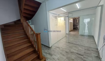 Sobrado a poucos metros do metro Saúde comercial.