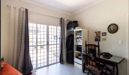 Casa Térrea Reformada com Energia Solar e Amplo Quintal em Bairro Tranquilo