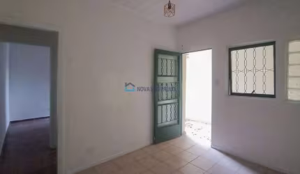 Casa com 01 dormitório e 01 banheiro.