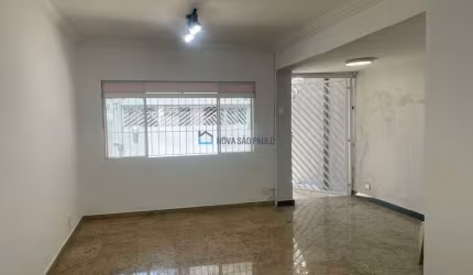 Sobrado residencial com 02 dormitórios e 02 banheiros.