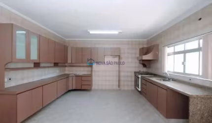Imóvel amplo e bem localizado para uso comercial ou residencial