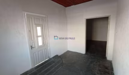 Casa térrea com 03 dormitórios e 02 banheiros na Vila Mariana.