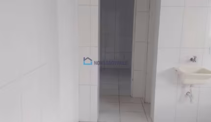Casa com 01 dormitório, banheiro e cozinha.