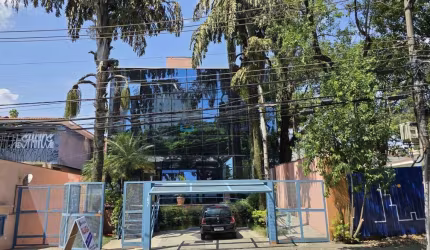 Predio comercial próximo ao Metrô Moema