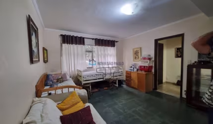 Casa assobradada com 300m², com 03 dormitórios, edícula,  churrasqueira e piscina