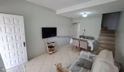 Sobrado com 03 dormitórios e 01 vaga