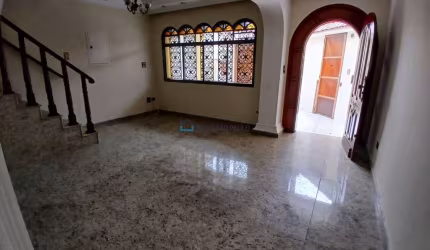 Sobrado para locação com 5 quartos, sendo 02 suítes e 02 vagas de garagem