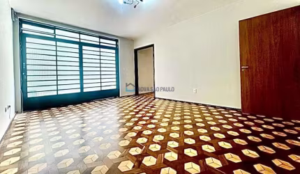 Sobrado residencial com 03 dormitórios e 03 vagas de garagem.