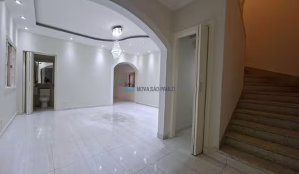 Sobrado para Locação na Vila Monumento, 03 quartos, 02 suítes e 05 vagas de garagem
