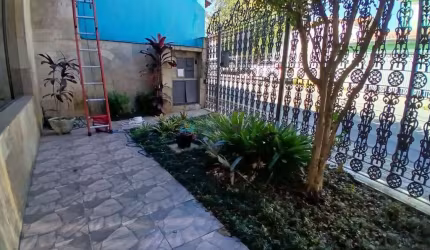 Casa para locação com 4 dormitórios, edícula  e 02 vagas de garagem.