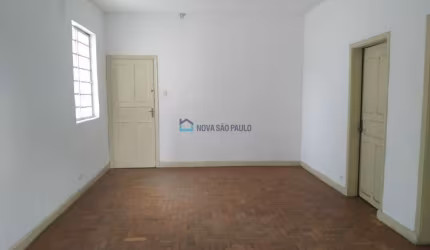 Casa assobradada comercial ou residencial! A 07 minutos a pé do metrô Praça da Árvore.