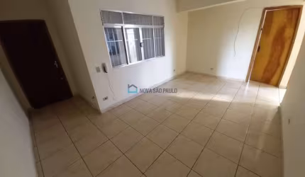 Ótima localização, transportes na porta, próximo a  comércios em geral