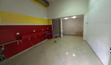Salão comercial , com escritório no mezanino , ótima localização .