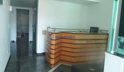 Prédio comercial de 500 m² com 6 salas e 4 vagas. Excelente localização