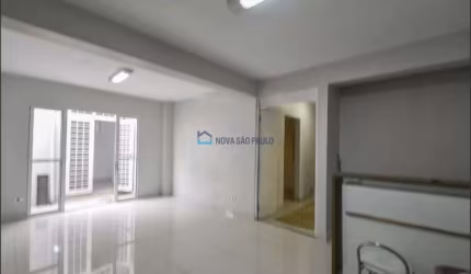 Sobrado com 04 dormitórios na região do Campo Belo