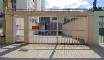 Sobrado comercial grande.