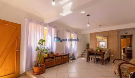 Casa à venda, com 141 m², a 750 m do Shopping Metrô Santa Cruz