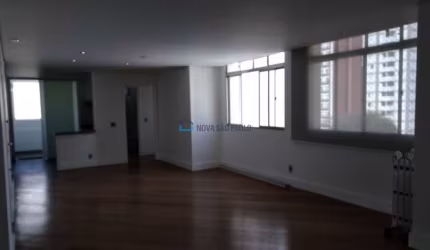 Apartamento Cobertura a venda Bairro Vila Gumercindo. Ampla Varanda para Piscina e Churrasqueira.