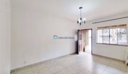 Casa térrea à venda, na região da Saúde, a 200 metros da Av. Prof. Abraão de Morais