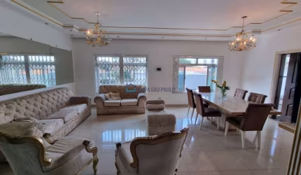 Sobrado Triplex, 7 Dormitórios, 3 suítes, 6Wc, 2 vagas, quintal, Churrasqueira! JD da Saúde