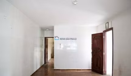 Sobrado com 04 dormitórios na região da Vila Santa Catarina.