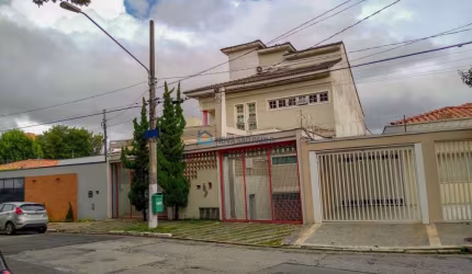 Casa alto padrão com 3 suítes, 7 vagas, churrasqueira e piscina no Jardim da Saúde.
