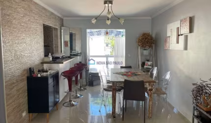 Casa à venda no Planalto Paulista com 3 quartos e 4 vagas de garagem.
