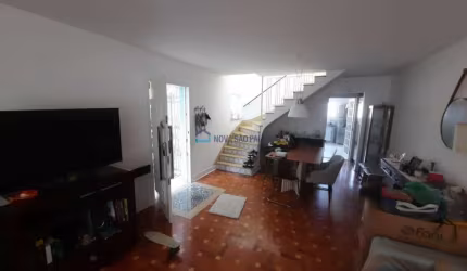 Sobrado com 03 dormitórios na região da Vila Mascote.