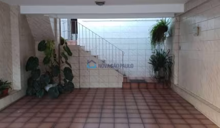 Sobrado com 03 dormitórios na região da Vila Mascote.