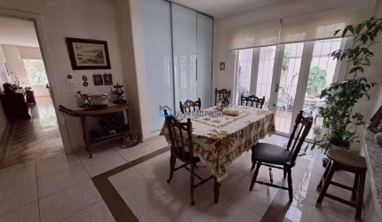 Casa à venda no Planalto Paulista com 3 quartos e 4 vagas de garagem.