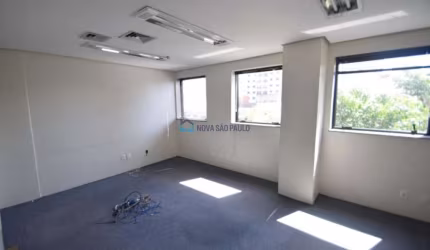 Sala comercial com 200m² com 4 vagas