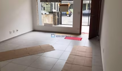 Sobrado Comercial Planalto Paulista 5 Salas, 4 banheiros, cozinha, 1 vaga de garagem, quintal.