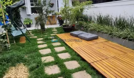 Sobrado reformado a venda em local tranquilo