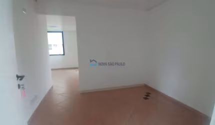 Conjunto Comercial à venda na Vila Clementico, com 2 salas, 2 banheiros e 1 vaga de garagem.