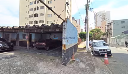 Terreno plano ao lado da Metrô Saúde.
