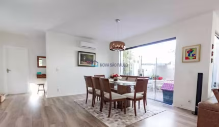 Venda. Campo Belo. Casa Térrea com 220m² . 3 dormitórios. 3 vagas .