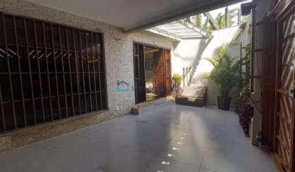 Sobrado com 3 quartos, 2 suítes e 2 vagas, totalmente reformado.