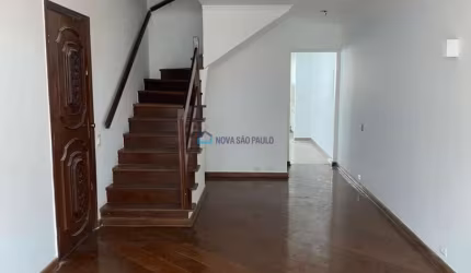 Sobrado com 03 dormitórios na região da Vila Mascote