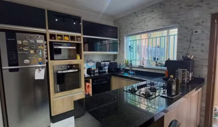 Lindo sobrado com 3 quartos, 1 suíte e 2 vagas