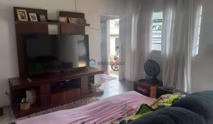 Casa térrea à venda na Vila Santa Catarina com 3 quartos e 2 vagas de garagem.