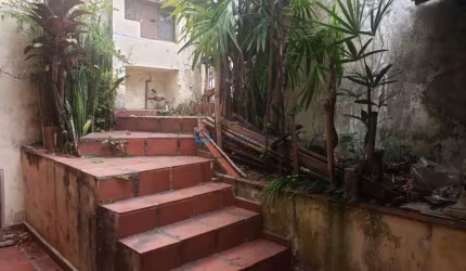 Casa à venda na Vila Brasilina com amplo terreno para reforma ou construção.