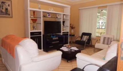 Casa à venda no Bairro Saúde com 4 quartos e 3 vagas de garagem.