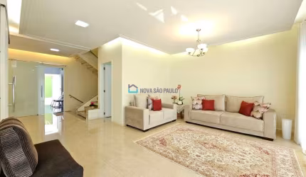 Sobrado / 03 Dormitórios / 03 Suítes / Escritõrio/ 06 Vagas /  430 m²