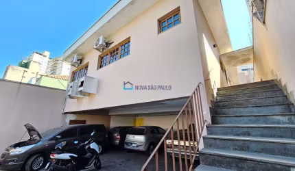 Casa com 3 dormitórios 1 suíte 8 vagas próximo ao Metrô Saúde.